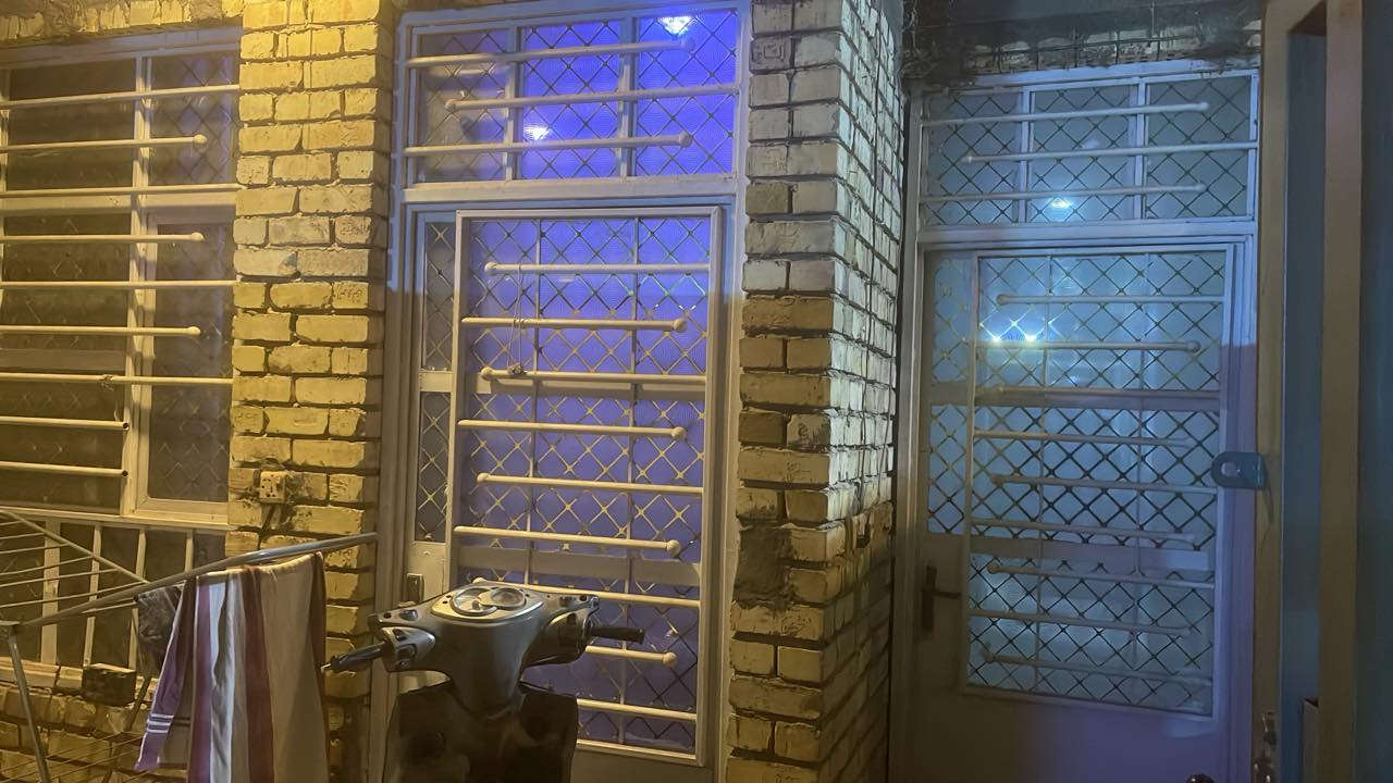 من رخصت مدير المحترم لبيع ١٠٠ متر طابق واحد شارع ٢٠ فرع صيدليت الفيحاء بيت بناء جديد معه اثاث سبلات عدد ٣ معه مجمده غساله بلازمات ٣ منضومت كامراات معه تخم جديد معه منضومت كامرات *********** يالله اي معلومه رقم تلفون مثبت
