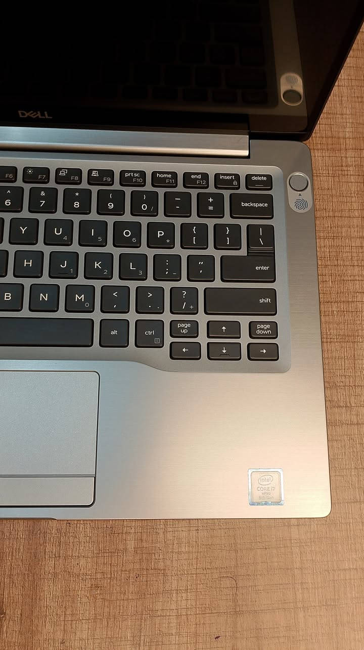 🔥​السعر الأقوى والأنسب لزبائننا.. 
💻 (Dell Latitude 7400 (Touch Screen

​المعالج: Intel Core i7 (الجيل الثامن) - وحش المهام المتعددة والسرعة الفائقة.

​الشاشة: 14 بوصة Touch Screen (لمس) بدقة Full HD - ألوان خيالية وحواف "InfinityEdge" نحيفة جداً تمنحك تجربة مشاهدة غامرة.

​الهيكل الفاخر:ألمنيوم بالكامل (Metal Edition) - ملمس بارد، فخامة عالية، ومقاومة للصدمات.

​الذاكرة: 8GB RAM تضمن لك سلاسة تامة في التنقل بين البرامج .

​⌨️ لوحة مفاتيح مضيئة (Backlight): للعمل والدارسة بوضوح حتى في الإضاءة الخافتة.

​البطارية: تدعم الشحن السريع لتنجز مهامك دون قلق.

​ اتصال شامل: مزود بكل المنافذ التي تحتاجها (HDMI, USB 3.1) ومنفذ Type-C Thunderbolt فائق السرعة.

​الحالة: نظافة ممتازة  كما هو موضح بالصور.

💰​السعر:295ألف دينار فقط!💵
​يوجد خدمة توصيل🚚

🟢للحجز والاستفسار راسلنا على واتساب:
https://wa.me/9647747710677

🔴تنبيه لزبائننا الكرام التعامل بالنقد فقط، البيع بالأقساط غير متوفر.


**إذا كنت صاحب هذا الإعلان وتريد حذفه لأي سبب، رجاءا أرسل رسالة إلى الدعم الفني**