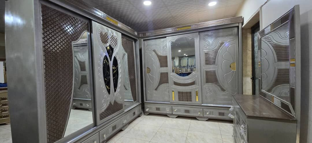 👑غرفه نوم  الملكيه 🌷
#الغرفة_مؤلفة من: للتواصل واتس اب #اتصال0996910640
✅ خزانه 3 ابواب جرار  غماقة خارجية55 طول 240
✅تخت مجوز صندوق 160\200
✅ كمدينة عدد2 / 
✅ بيرو 4دروج 
قواعد خشب شوح


**إذا كنت صاحب هذا الإعلان وتريد حذفه لأي سبب، رجاءا أرسل رسالة إلى الدعم الفني**