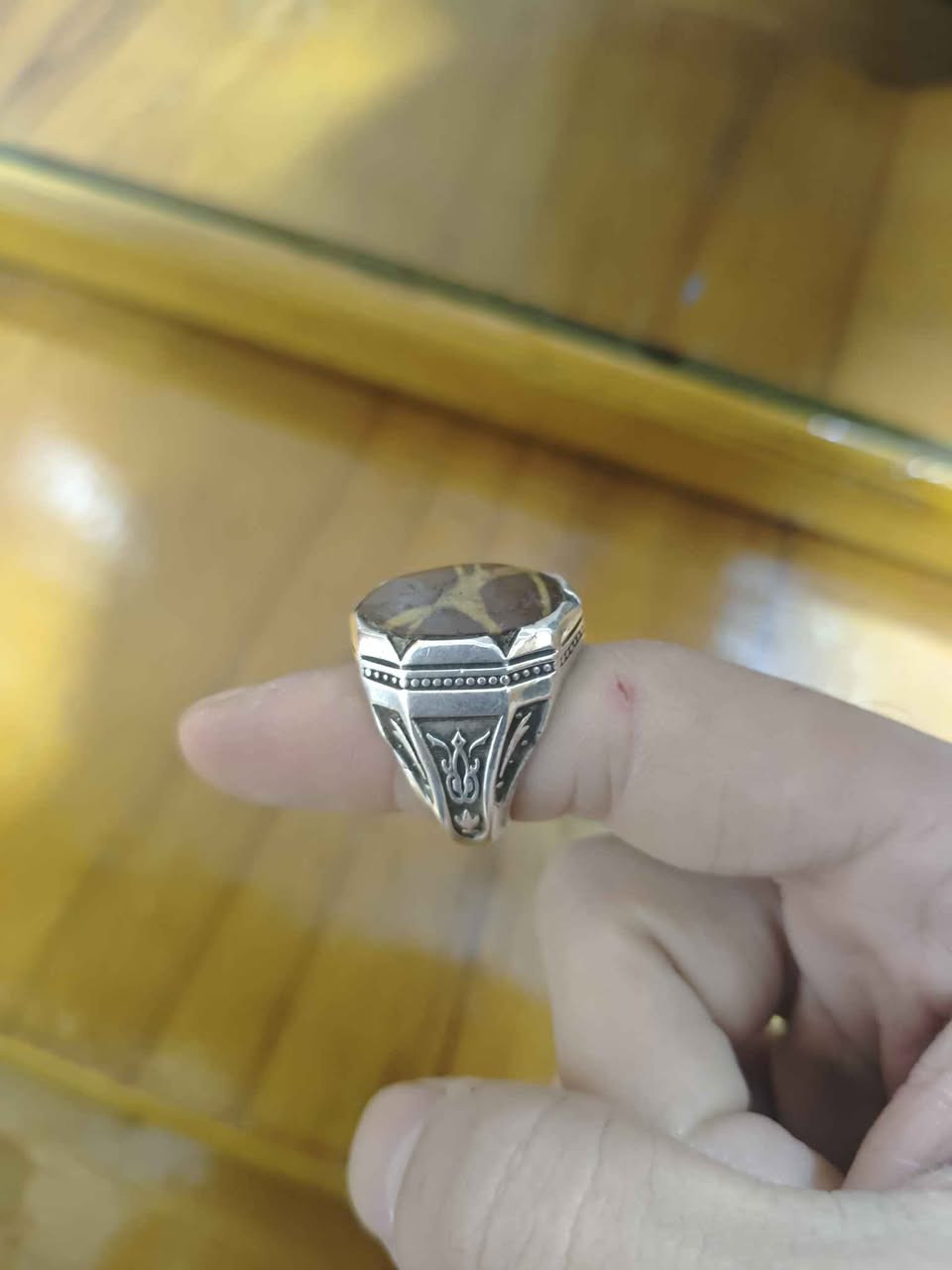 خاتم سلطاني منقش بداوودي الصياغه ثقيله ملكيه جدا فخمه جدا نادر 
اما الثاني جزع معطف جدا جدا نادر 
سعر الواحد 130 وبي مجال قليل
*********** عمارة, ميسان
