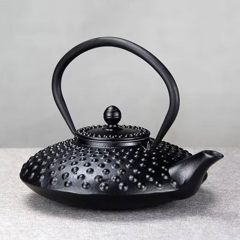 غلايات الشاي والقهوة     سعر 30 الف 
المواصفات والمميزات:

المادة: حديد زهر متين مع جزء داخلي مطلي بالمينا (Enamel) لحماية الإبريق من الصدأ ولضمان نقاء طعم الشاي.

الاحتفاظ بالحرارة: يتميز الحديد الزهر بقدرة عالية على توزيع الحرارة بالتساوي والاحتفاظ بها لفترة طويلة، مما يبقي الشاي دافئاً.

التصميم: يتميز بشكل منخفض وعريض مع مقبض منحني، مما يسهل عملية الحمل والصب.


**إذا كنت صاحب هذا الإعلان وتريد حذفه لأي سبب، رجاءا أرسل رسالة إلى الدعم الفني**