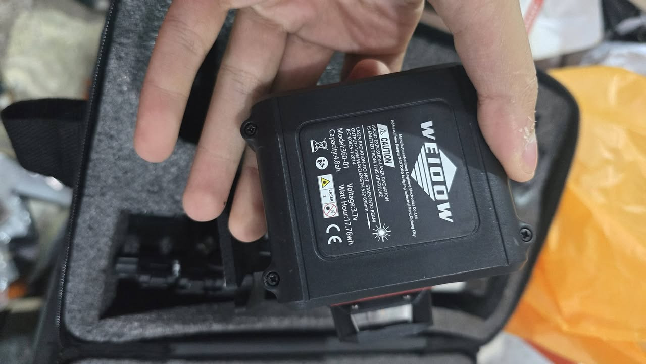 ليزر يستخدمه المهندسين وأهل البناء والديكورات وغيرهم حتى يرسمون خطوط مستقيمه ودقيقه جدا ب 
45 واتساب ***********
