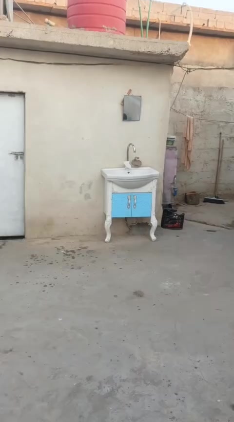 سلام عليكم بيت شارع النفط للبيع اومراوس مشتمل رايده بشارع نفط بلبدايه ولبيت صاير  مقابل مكتبه الألماس بشارع تجهيزات المصطفى ثاني فرع البيت مساحه 200 متر غرفتين وصاله ومطبخ واستقبال حوش كبير وحديقه وترك جبير دايرلبيت  بناء بلوك سكف شلمان ومصبوب صبه خفيفه ومزفت والصحيات صب مسلح، ارضيه صب البيت بيه خدمات  مجاري وماي كهرباء جديده مولدبي ونت ضوئي  البيت قريب من السوك كل شي متوفر وقريب  وقريب من الشارع العام ستفسار ع رقم ***********

