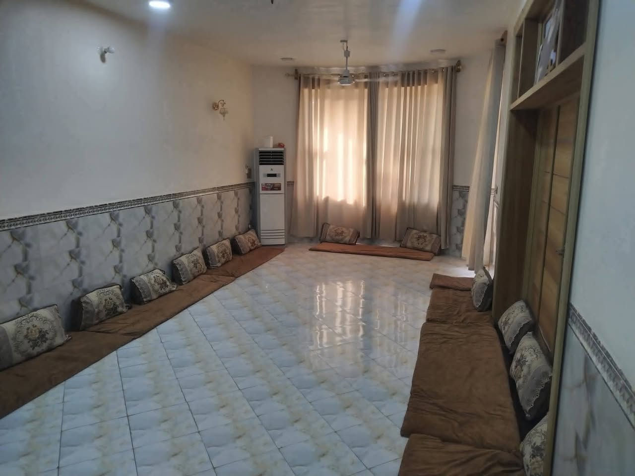 سلام عليكم 
بيت البيع طابو زراعي سند 25
مساحه الكلي 375 واجه 15  نزال 25الطابق الاول متكون من 
استقبال وصاله وهول وغرفة نوم 
ومطبخ  ومجمع صحيات 
الطابق الثاني متكون من 
ثلاثه غرف نوم  وهول ومجمع صحيات 
العنوان  حله نادر اوله على خدمي قرب مدرسه فضه
بل شارع رسول اعضم 
خدمات كامله من ماء اساله +كهرباء +مولد +وطني + تبليط•عرض الشارع ١٠ متر  +مجمع مدارس _روضه اطفال +بتدائيه +متوسطة +عداديه +ستفسار على الرقم***********- او الصفحه
