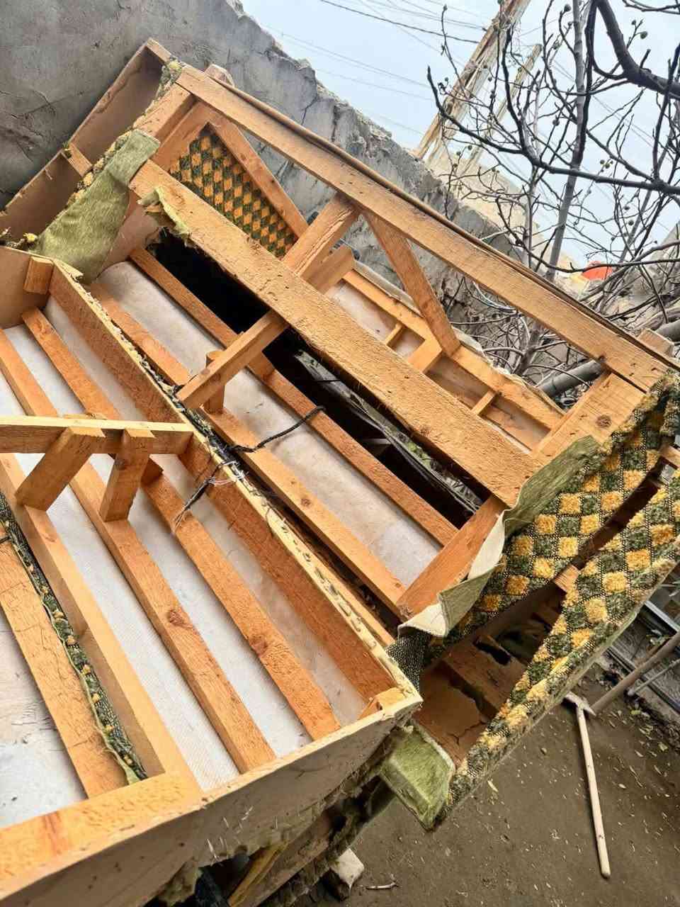 بسم الله الرحمن الرحيم 
هيكل تخم للبيع بدون اي كسر لاصحاب التخامه والدوشمه بدون اي كسر فقط هيكل خشب السعر قيم بما يرضي الله خشب درجة أولا 
مكاني حي الاسرى الافراز 
***********
***********
