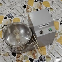 ثلاجه صغيره للبيع نضيفه جداً وخلاط حمص بطحينه للاتصال 07805932013