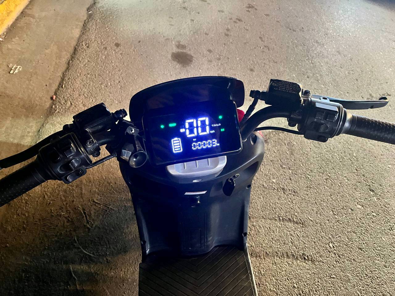 ســـــــــــــلام عـــــــلــــــيـــــــكــــــــم 
دراجة شحن الريان c2 دخول شهر ال1 للبيع مستعجل دراجة احلى من الصور وممغسولة عله ترابها الصور
المواصفات :
1- 6 بطاريات كبار
2- مانع انزلاق ABS
3- بريكات دسك [دهن] امامي و خلفي
4- سرعة 60 km/h حقيقي على برنامج ويز
5- تمشي مسافة 60 كيلو متر حقيقي
6 - اضائة ليد عالي ناصي ثلجي
7- شاحن اصلي مالتها ما مبدل
مرايات مالتها الاصلية موجودة فقط الجهة اليسرة مكسور الكزاز تكدر تخلي جامة من اي ابو جام
السعر 700 الف وبيها مجال حك الجية 
العنوان : بغداد سبع ابكار الكريعات نزلة البلام ساحة القرة غولي
للاستفسار موجود خاص او واتساب ***********