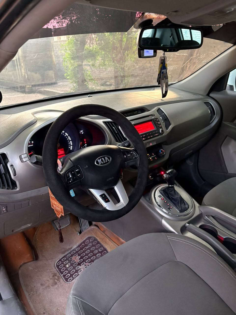 سبورتج ٢٠١٥ ( خـليـجـي ) 
ماشيه ٨٠ الف كيلو فقط
السياره جديده ومابيها نقص
رقم بغداد تحويل ثاني يوم
والسونار موجود ويه الصور 
رقم صاحب سيارة ***********
