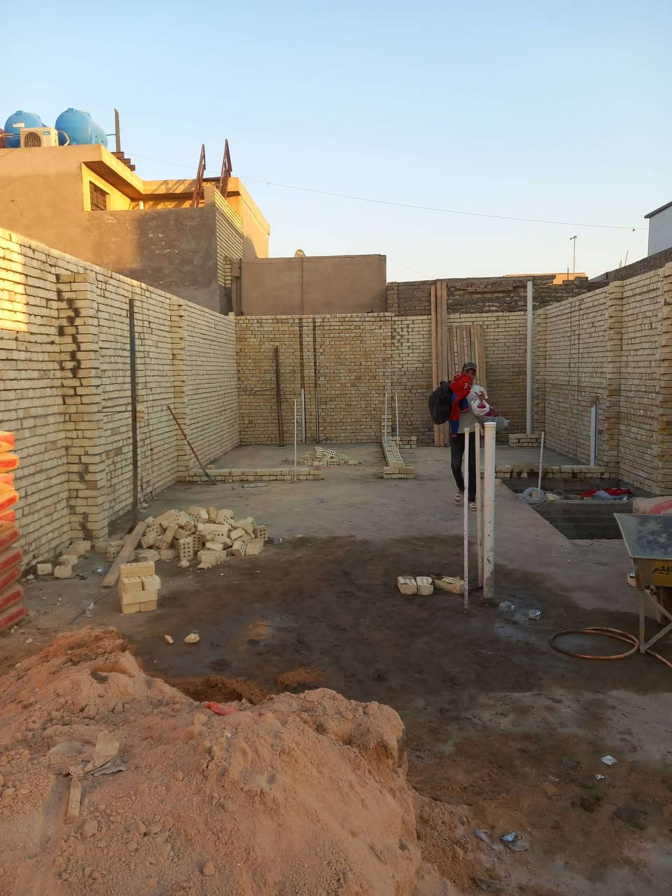 السلام عليكم.             كادرخلفه بناءمصري درجة أولى فرمستون طابوج.      استلام مهندس.      ***********
