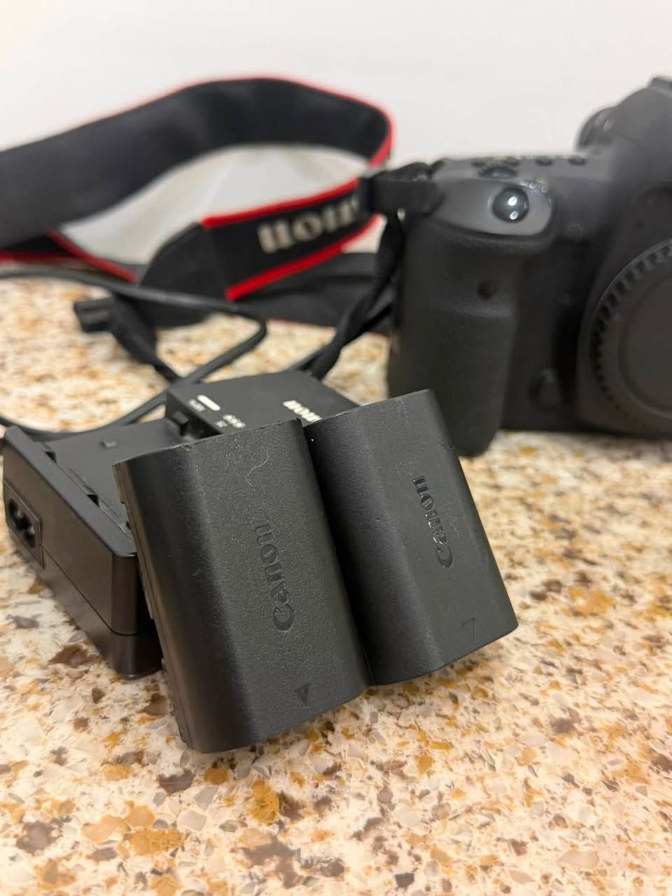 📸 للبيع Canon EOS 5D Mark IV

كامرة احترافية بحالة ممتازة، مناسبة لتصوير الإعلانات، الأعراس، البورتريه، والفيديو.

المواصفات:
✅ فل فريم (Full Frame)
✅ دقة 30.4 ميكابكسل
✅ تصوير فيديو 4K و Full HD
✅ نظام Dual Pixel Autofocus سريع ودقيق
✅ تصوير متواصل 7 صور بالثانية
✅ شاشة لمس 3.2 إنج
✅ واي فاي + GPS مدمج
✅ تدعم عدسات Canon EF (Canon USA)

السعر : مليون و700 الف 
📍 الموقع: بغداد

للاستفسار والتواصل:
📞 ***********

الجاد فقط يراسل، وحياكم الله.
