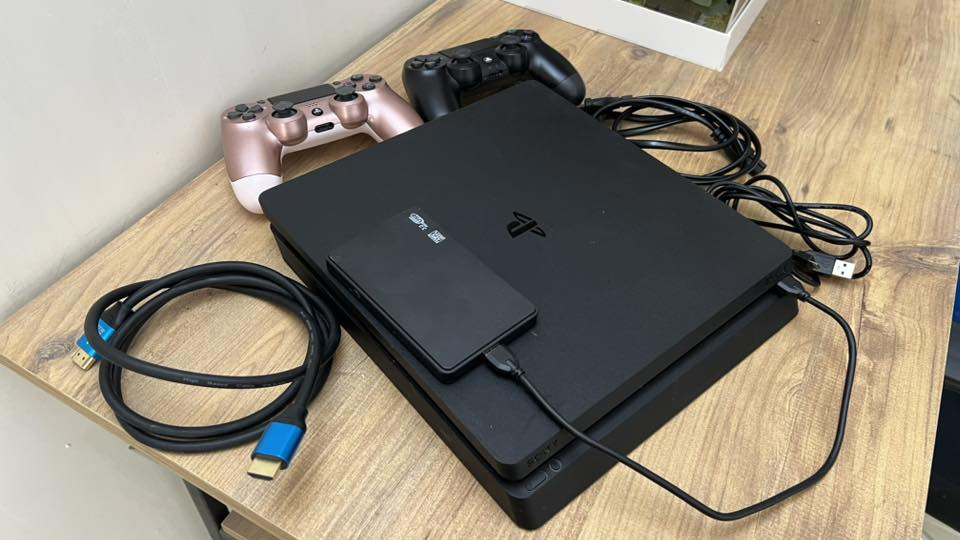 السلام عليكم للبيع بلي فور سلم مهكر نص تيره نظام 12.52 
 نضيف شخط مابي مكفول من كلشي 
ويا هارد نص تيره العاب كلهن قويات حوالي 20 لعبة 
سعره 260 مكاني نجف ***********#
