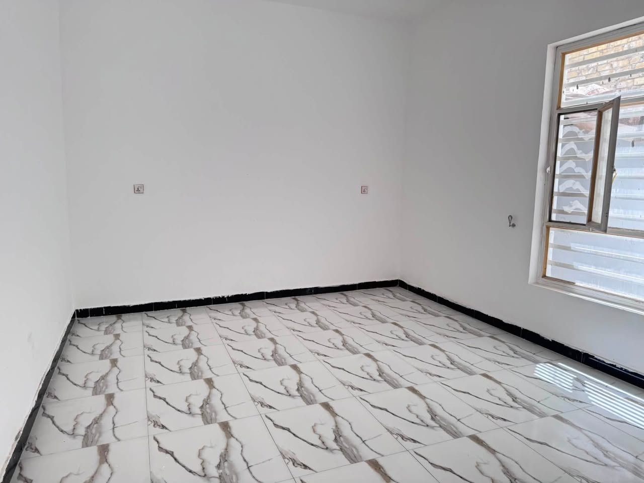 للبيع: بيت حديث البناء (2024) بمواصفات مميزة في حي البقيع! 🏠✨
فرصة مميزة للسكن الراقي في موقع استراتيجي. نعرض لكم منزلاً مبنياً بأعلى معايير الجودة (هيكل حديد وكونكريت مسلح)، يجمع بين المتانة والتصميم العصري.
📍 الموقع: حي البقيع - حول الخصيمة (أرض البقيع - عرصات حيدر ابن حجي هندي).
✅ القرب: البيت يقع قرب الشارع العام (واجهة على التبليط مباشرة)، مما يضمن سهولة الوصول والخدمات.
تفاصيل البيت:
 المساحة الكلية: 260 متر مربع.
 التصميم الداخلي:
 غرفتي نوم واسعتين.
 برانية (استقبال) منفصلة.
 صالة (هول) واسعة ومريحة.
 مطبخ كبير مجهز بالكامل.
 المرافق الخارجية:
 كراج خاص للسيارة.
 حديقة جميلة لإضافة لمسة طبيعية للمنزل.
مميزات إضافية:
 البناء حديث جداً (2024).
 البيت جاهز للسكن الفوري، كامل ولا يحتاج لأي إضافات.
 موقع حيوي ومناطق خدمات متكاملة.
💰 للاستفسار عن السعر وتفاصيل المعاينة، يرجى التواصل معنا عبر الخاص أو الاتصال على الرقم:
[***********]
لا تفوتوا فرصة امتلاك بيت الأحلام.. بانتظار تواصلكم!
