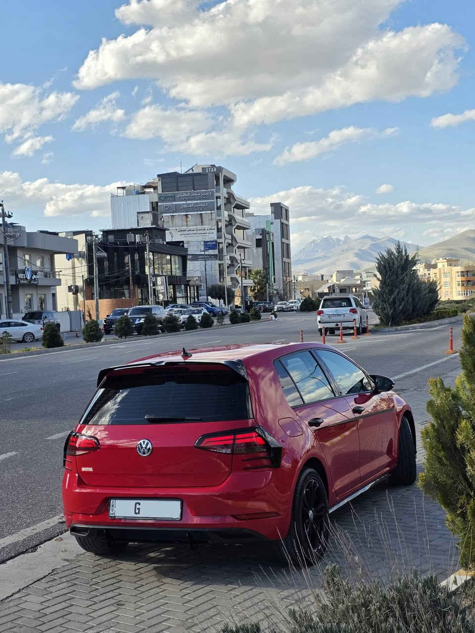 السلام عليكم للبيع
فولكس واكن كولف 
 VW Golf
موديل 2021
ماشي 46,000 ميل 
السياره مواصفاته كثيره 
 تجي محرك 1.4  تيربو يعني اقتصاديه وسريعه و بلا اي عطلات 
الکیر و مكينة بشرط 
كشنات كهرباء و تدفئة 
شاشة كبير Android Auto & Apple Carplay
الون مميز مثل رمان 
بكلايت LED
بجم زينون بلادي
كامره 
وباقي مواصفات الكولف
السياره وارد كندي
سیارة بدون اي صبوغ
فقد جاملغ امامي بيها تعديل بارد
ايرباك ستيرن سستمم بلادي
رقم اربيل تحويل مباشر 
مكان السياره سليمانية
السعر 156$ ورقه وبيه مجال بسيط
واي استفسار اني حاضر 

0770 228 7959  WhatsApp
