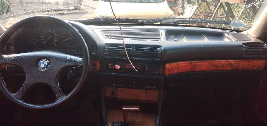 سلام عليكم ورحمه الله وبركاته عندي سياره بي ام حجم 735كير ومكينه خير من الله السيارة جاهزة من كلشي العنوان  بغداد الاتصال على هذا الرقم *********** السعر على الخاص بيك خير وتدلل
