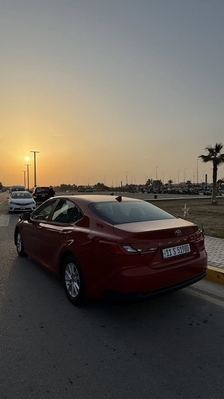 يالله
🚗 للبيع | تويوتا كامري LE موديل 2025 🚗
بحالة الوكالة – نظيفة جداً
بدون صبغ  فقط ربع دعاميه 
🔹 المواصفات الفنية:
 • محرك 4 سلندر 2.5 لتر
 • ناقل حركة أوتوماتيك
 • دفع أمامي
 • استهلاك وقود اقتصادي جداً

🔹 التقنيات والراحة:
 • شاشة لمس 
 • Apple CarPlay & Android Auto
 • نظام تشغيل بدون مفتاح (Smart Key)
 • زر تشغيل المحرك
 • مكيف هواء أوتوماتيك
 • تحكم بالمقود
 • شاشة معلومات متعددة

🔹 الأمان:
 • نظام مانع الانزلاق
 • نظام الثبات الإلكتروني
 • فرامل ABS
 • توزيع قوة الفرامل EBD
 • مساعد الفرامل BA
 • وسائد هوائية أمامية وجانبية
 • نظام تنبيه مغادرة المسار
 • رادار تفادي الاصطدام
 • مثبت سرعة ذكي  
            السيارة بدون شواصي 
بدون دواخل 
(بدون ايرباك) كلها سليمه 
• صيانة منتظمة
السعر  : 240  وبي مجال
📍 الموقع:بغداد / حي الجامعة
📞 للتواصل:***********
