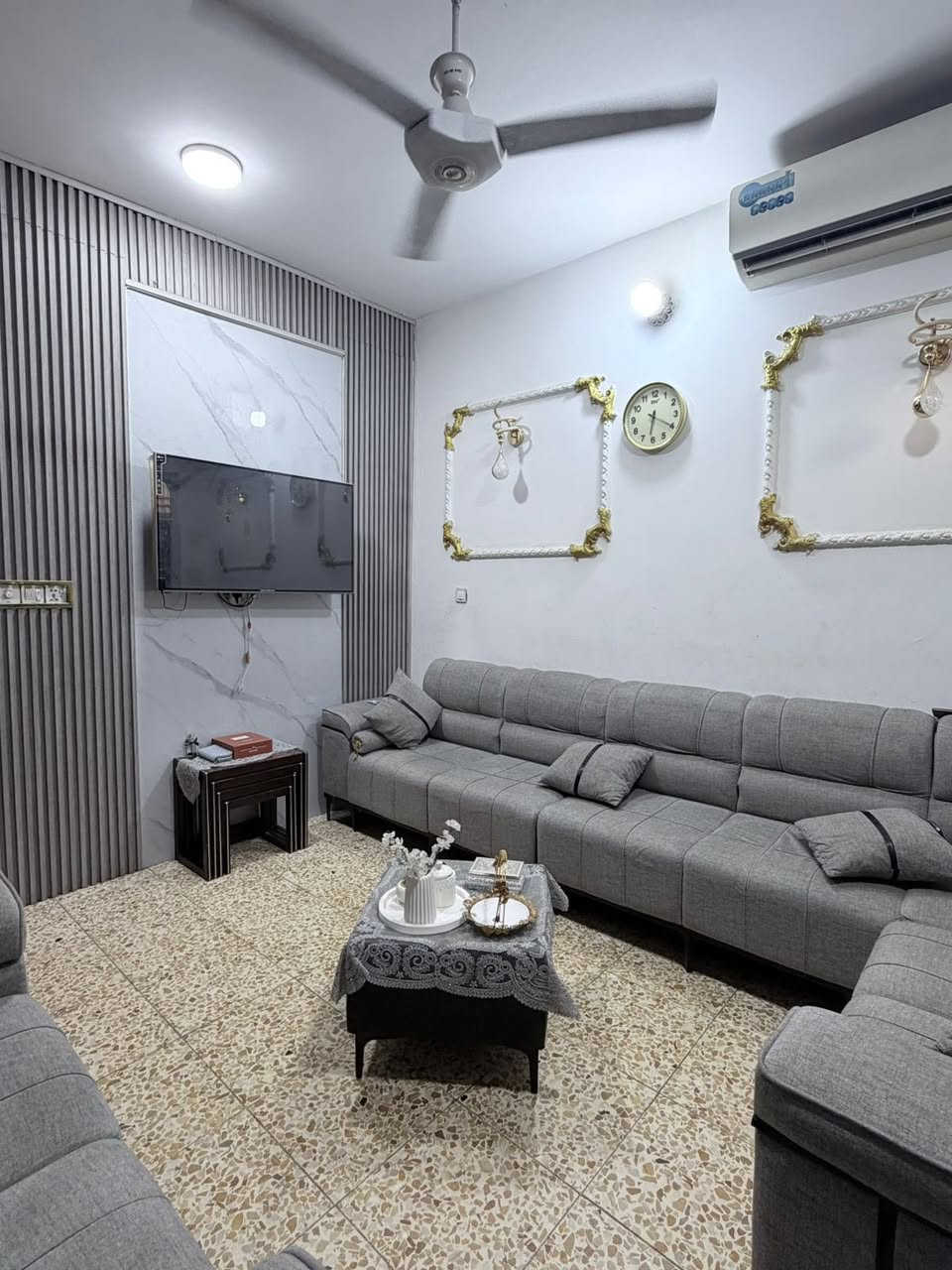 السلام عليكم 🏠 يوجد بيت لبيع بدايت كميره قرب جملت ايوب 🛣️بشارع الملعب مساحته 50متر طابقين بناء طابوك شارع تبليط خدمات كامله سعره 60مليون الاستفسار 📞 ***********

