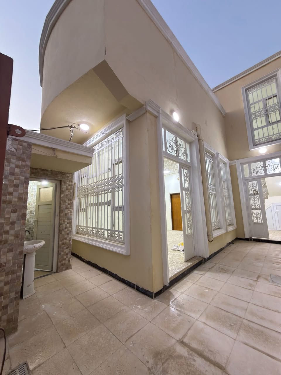 دار للبيع في حي الفرات شارع حمورابي قرب اسواق الجوهره
المساحه 138 واجهة 6 نزال 23

الاول كونكريت غرفه وصاله وبراني ومطبخ حار وبارد وصحيات داخليه وخارجيه ومناور 

الثاني عكاده غرفه وبيتونه وسطحين امامي وخلفي

عالي عن الشارع موقع حلو وقريب ع شارع حمورابي رابع بيت عن الشارع الرئيسي خدمات كامله علما ان البيت فارغ حاليا وجاهز للسكن

للاستفسار ***********
