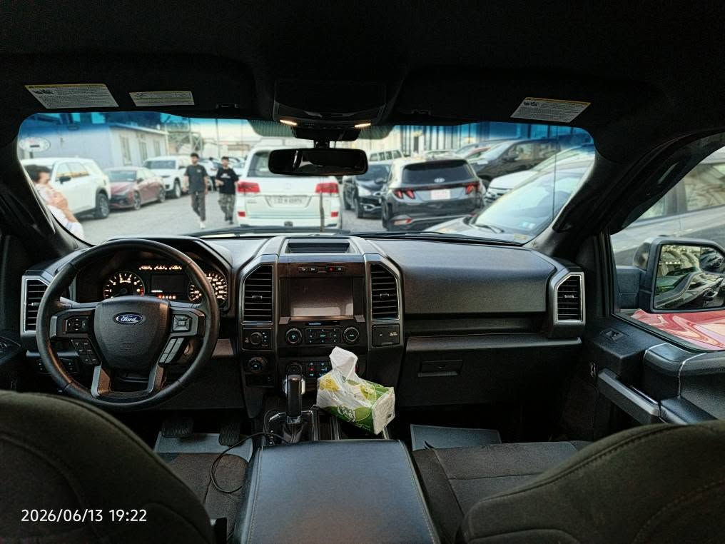 F150 
مواسەفات امریکی 
XLT 
4+4
گیر لە عاردی بۆدی کورت دەرکە دریژ دەبل اکسل 
مکینە شەش پستن ٢.٧ مەرغوب 
تەنها بۆنیت بۆیاغە بی داخیلی بی ئیرباگ بە شەرت 
گیر مکینە تەبرید تەقەو رەقە بە شەرتە 
سەیارە بە ناوی خۆمە تحویل بە شەرت 
موشتەری تیل بکە یان نامە بنیرە 
*********** وەتس ئەپ
نرخی ٢٣٩ وەرەقە أربيل, العراق
