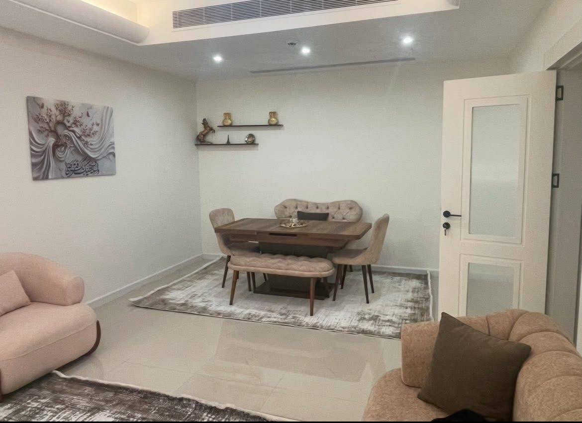 شقة مؤثثة للإيجار – مجمع مارينا السكني

 الموقع: مجمع مارينا السكني، مجاور مجمع النخيل الترفيهي وقريب من جسر الجادرية
✨ استلام جديد – صفر

المساحة: 145 م²
 الطابق: 11

 تفاصيل الشقة:
▪️ غرفتا نوم (واحدة ماستر)
▪️ صالة كبيرة بمساحة 84 م²
▪️ 3 حمامات
▪️ مطبخ مجهز بالكامل
▪️ شقة مؤثثة بالكامل وجاهزة للسكن

 الإيجار: 2,000,000 دينار شهرياً

  للتواصل:
***********
