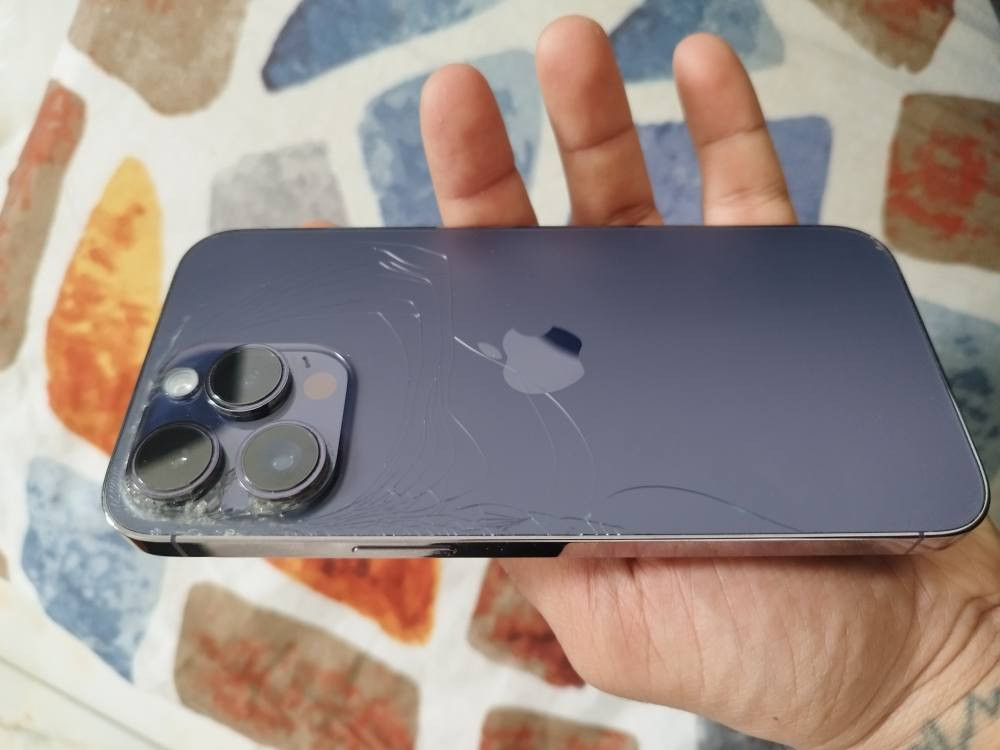 للبيع ايفون 14 برو ماكس ذاكره 256 اللون بنفسجي 
بطاريه 87٪ الجهاز كلش جديد بس ضهره مكسور 
للاستفسار *********** بغداد, العراق
