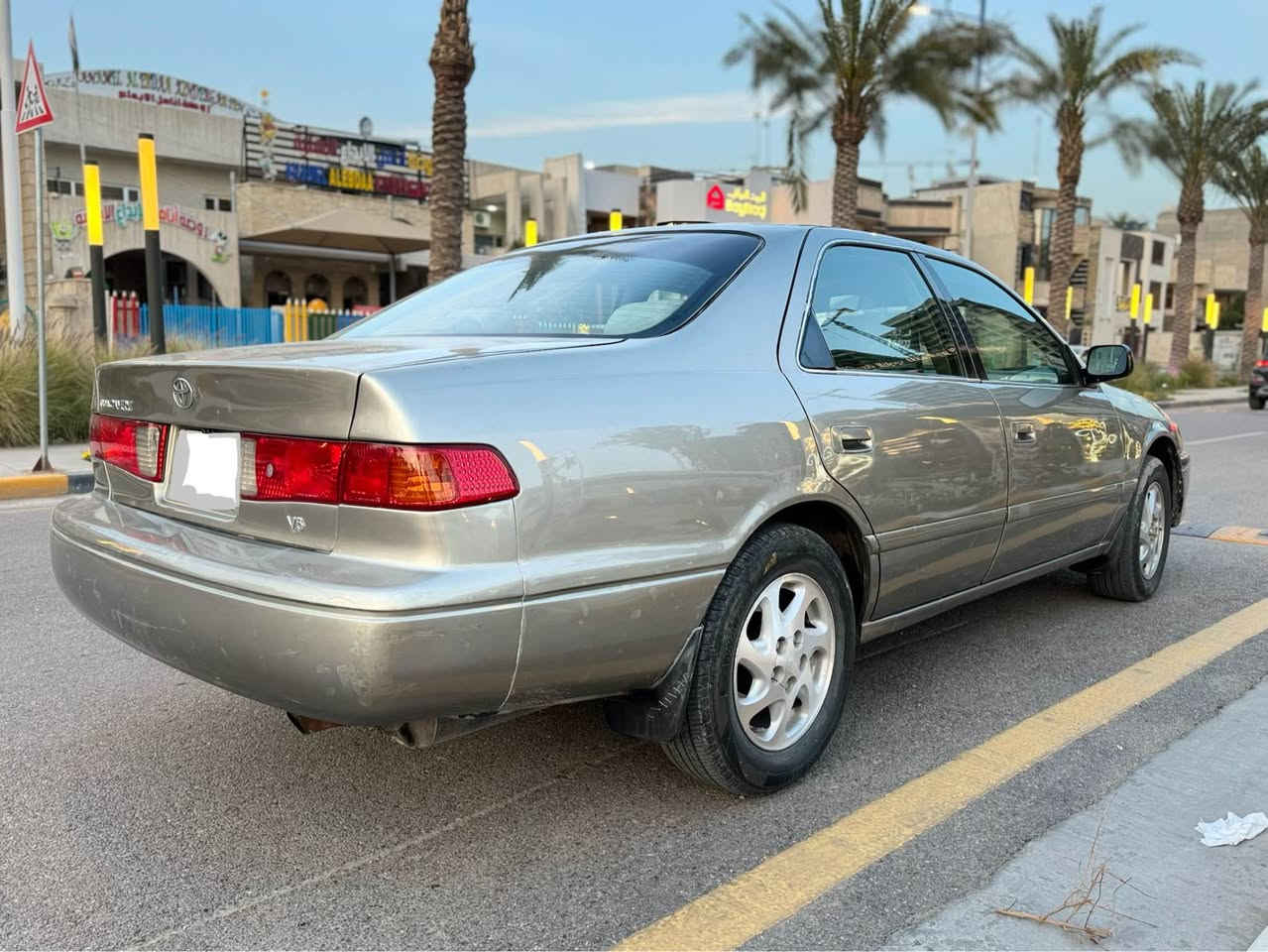 سلام عليكم 
كامري موديل 2001 وارد امريكي  للبيع فقط
حادث امريكه الجاملغ والباب الخلفي جه السائق
السياره ماشيه 201 الف ميل 
مكينه 6V سلندر 3000 اصل بلادي 
كير ومكينه وكهربائيات بلاديات ومابيهة اي نقص 
4 جام كهرباء / Abs / مسجل شاشه وكامره خلفيه / سماعات JBL بلادي / كرسي السائق تحكم كهرباء / نضام تثبيت سرعه Cruise
مفاتيح عدد 2 ريمونت كونترول 
رقم بغداد الانكليزي سنويه لل 2030 وهزه جديده 
سياره مصبوغه عام بيهة ملاحضات بل بدي وبدايه جراد والداخل نظيف والصور موضح كلشي 
وبيهة ملاحظات بل صدر الامامي دبلات + درامشفتات
تبريد ثلج / تدفئه شغاله 
السعر 80 وبيهة مجال
مكان السياره بغداد اليرموك 
للاتصال *********** بغداد, العراق
