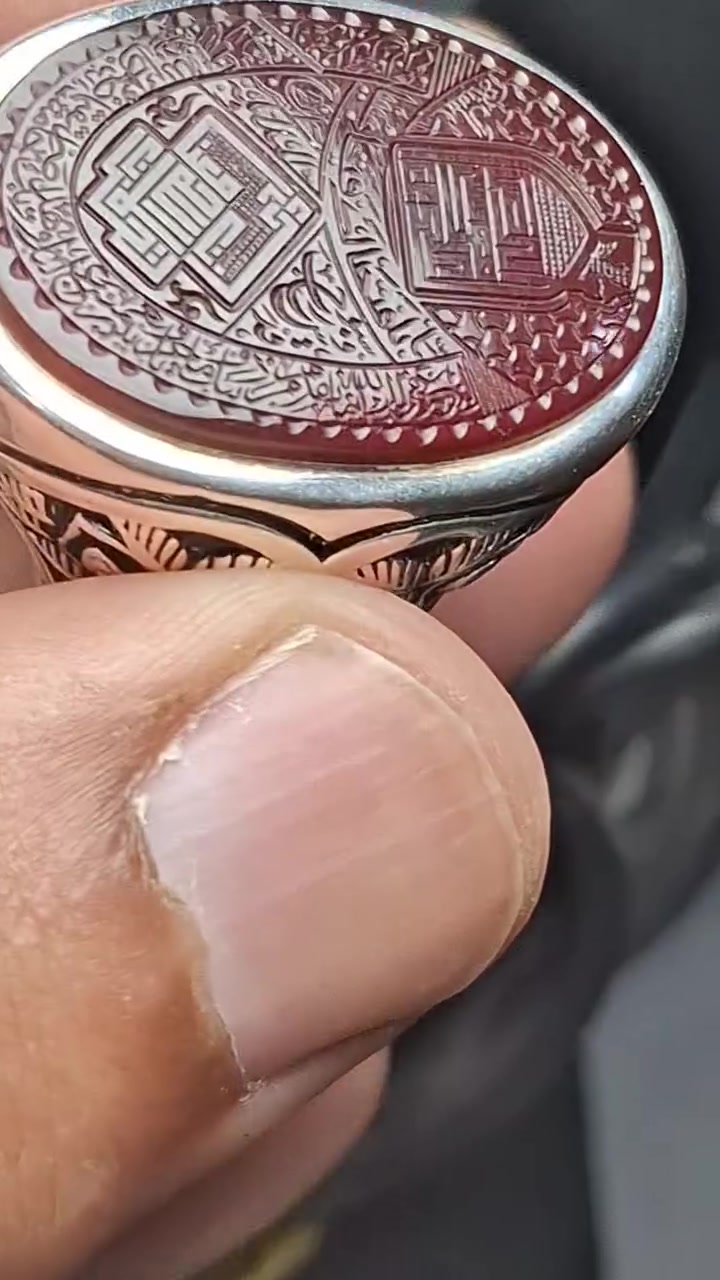 عقيق يماني كبدي مخطوط بارجست
ياعلي بن موسى الرضا 
لاتحزن ان الله معنا 

الجوانب (سبوح قدوس رب الملائكه والروح )

وداير ايه قرأنيه 
بِسْمِ اللَّهِ الرَّحْمَنِ الرَّحِيمِ
{إِنَّا فَتَحْنَا لَكَ فَتْحًا مُبِينًا (1) لِيَغْفِرَ لَكَ اللَّهُ مَا تَقَدَّمَ مِنْ ذَنْبِكَ وَمَا تَأَخَّرَ وَيُتِمَّ نِعْمَتَهُ عَلَيْكَ وَيَهْدِيَكَ صِرَاطًا مُسْتَقِيمًا (2) وَيَنْصُرَكَ اللَّهُ نَصْرًا عَزِيزًا (3)} (الفتح).
خط المبدع ال الحسيني

صياغه عارف البحرين 
قياس الخاتم ٢١ ونص،
قياس الحجر ٢٦ ملم 
للبيع والسعر والتفاصيل خاص احبتي


**إذا كنت صاحب هذا الإعلان وتريد حذفه لأي سبب، رجاءا أرسل رسالة إلى الدعم الفني**