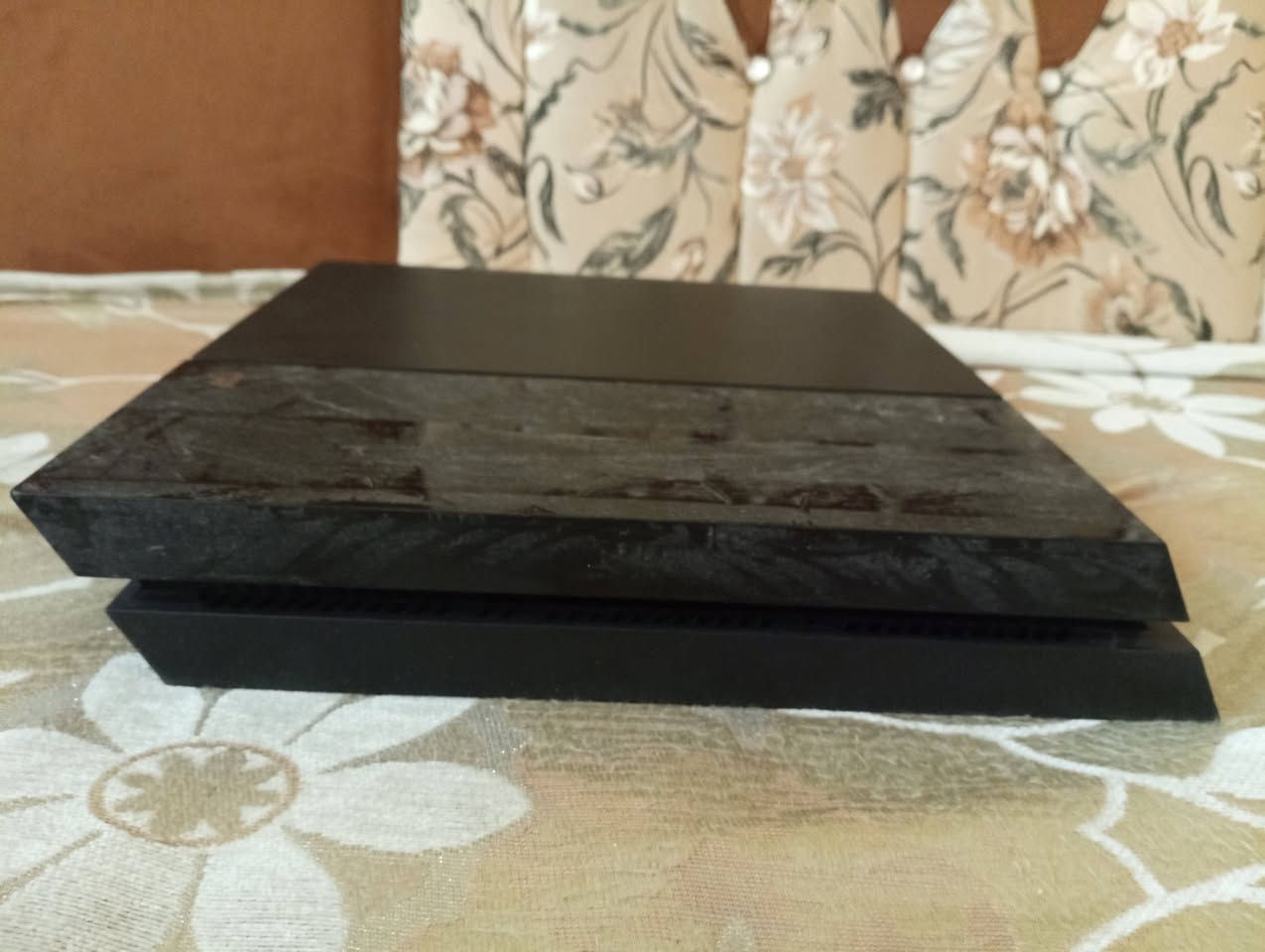 السلام عليكم عندي جهاز ps4 نسخة الفات 
يأتي مع ثلاثة جويستك تجاريه 
يأتي مع كيبل التشغيل وكيبل hdmi 
ويأتي مع قرص ghost of Tsushima وقرص far cry 6 
نسبة نظافة الجهاز 75%
وملاحظة/ الجهاز مفتوح للغرض تنظيف الجهاز 
وملاحظة/ ويكون المشتري في الميسان


**إذا كنت صاحب هذا الإعلان وتريد حذفه لأي سبب، رجاءا أرسل رسالة إلى الدعم الفني**