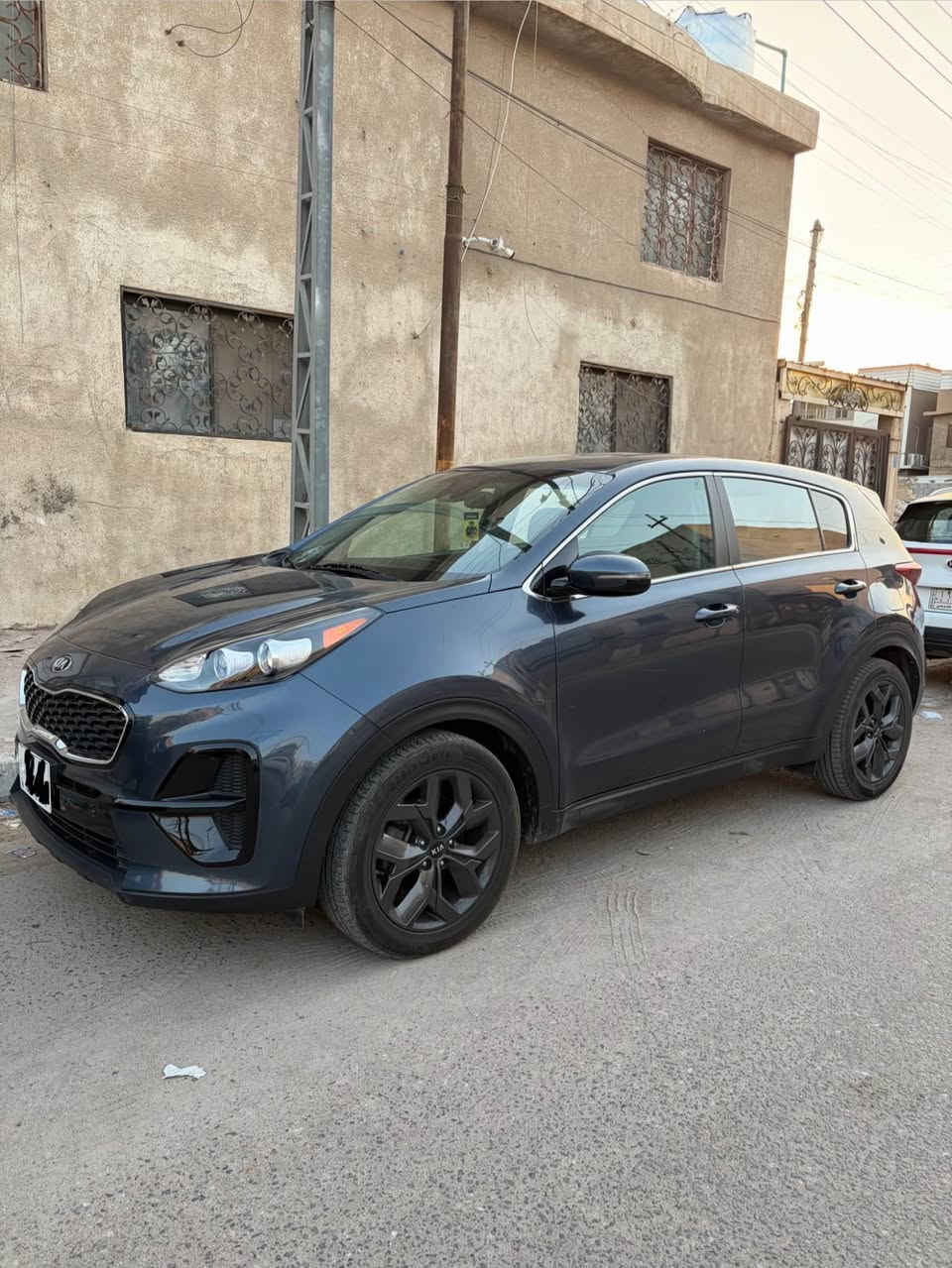 كيا سبورتج 2022 وارد امريكي 
ماشيه 48 km
مكينة 2400 
بدون حادث داخله غرق مياه امطار للدوسه 
السيارة كفاله عامه من الدعاميه للدعاميه عدى شخط صغير بباب السايق 
السيارة شغاله كلها ومابيها اي مشكله واخت الجديده استعمال جداً قليل 
كامله وجاهزه من كلشي رقم جديد وصارلها سبوعين من صاعده هزه 
تخم تاير قبل سبوعين مشدود 
السياره جاهزه من كلشي ماتصرف عليها ربع 
سعر السيارة 185 وبيها مجال 
للاستفسار : 
*********** البصرة, العراق
