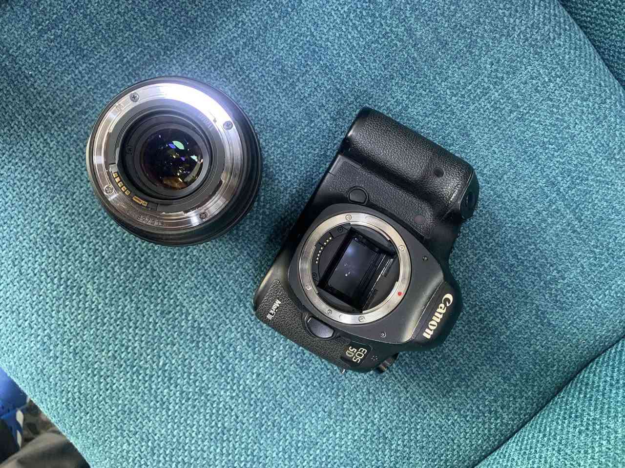 كانون 5D مارك 3   عدسه 24-70 هل كامره اثبتت جدارتها بكلشي  كامره نضيفه وراقيه للتصوير للفديو تفيد  جميع المصورين شغاله السعر مناسب وبي مجال  التواصل رقم  او وتساب فقط +964 776 865 7086 بيها خل جداا بسيط بالعدسه
