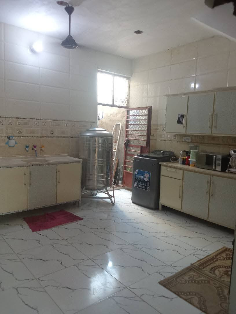 الدار للبيع المساحه ١٠٠متر في منطقة 3/10بصف التراث البياع قريب على شارع ١٥في مربع  8الاف طابو ملك صرف على طابو البياع مخدومه مي ومجاري وكهرباء بس تبليط ماكو طابقين طابق الاول غرفة+استقبال+صاله كبيره+صحيات+مطبخ+منور+طرمه وطابق الثاني غرفتين وصاله وصحيات بس الطابق الثاني مامسقف مدخلين باب على صاله وباب على استقبال اتصال *********** أبيع نقد أو مبادره
