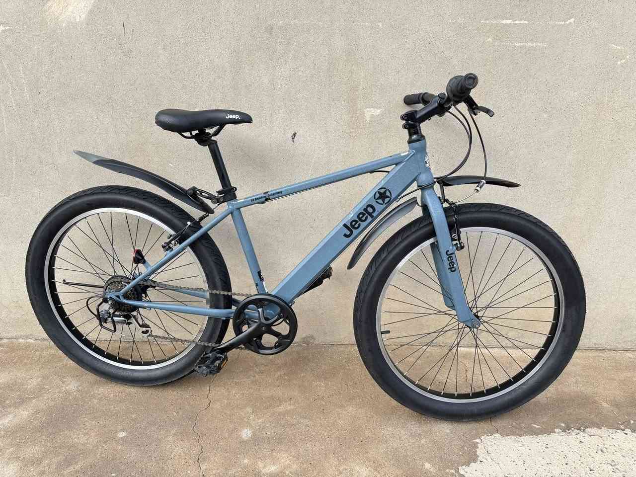 السلاًم عليكمً اخوانيً الغواليً عندي هذي ماركة    (Jeep) حجم 26 جبلي عرض التايرات 300 
معدنه حديد  مديل حديث 2024 سستم 
شيمانوا 1/6 قياس M الدراجة نظافة 100/90 
عل وضع شركة كلهاا بلادي سعرهاا 250 الف 
وبيها مجال بصيط الاستفسار ***********
عنواني موصل تتوفر خدمة توصيل لجميع 
محافظات العراق وتحياتي للجميع
