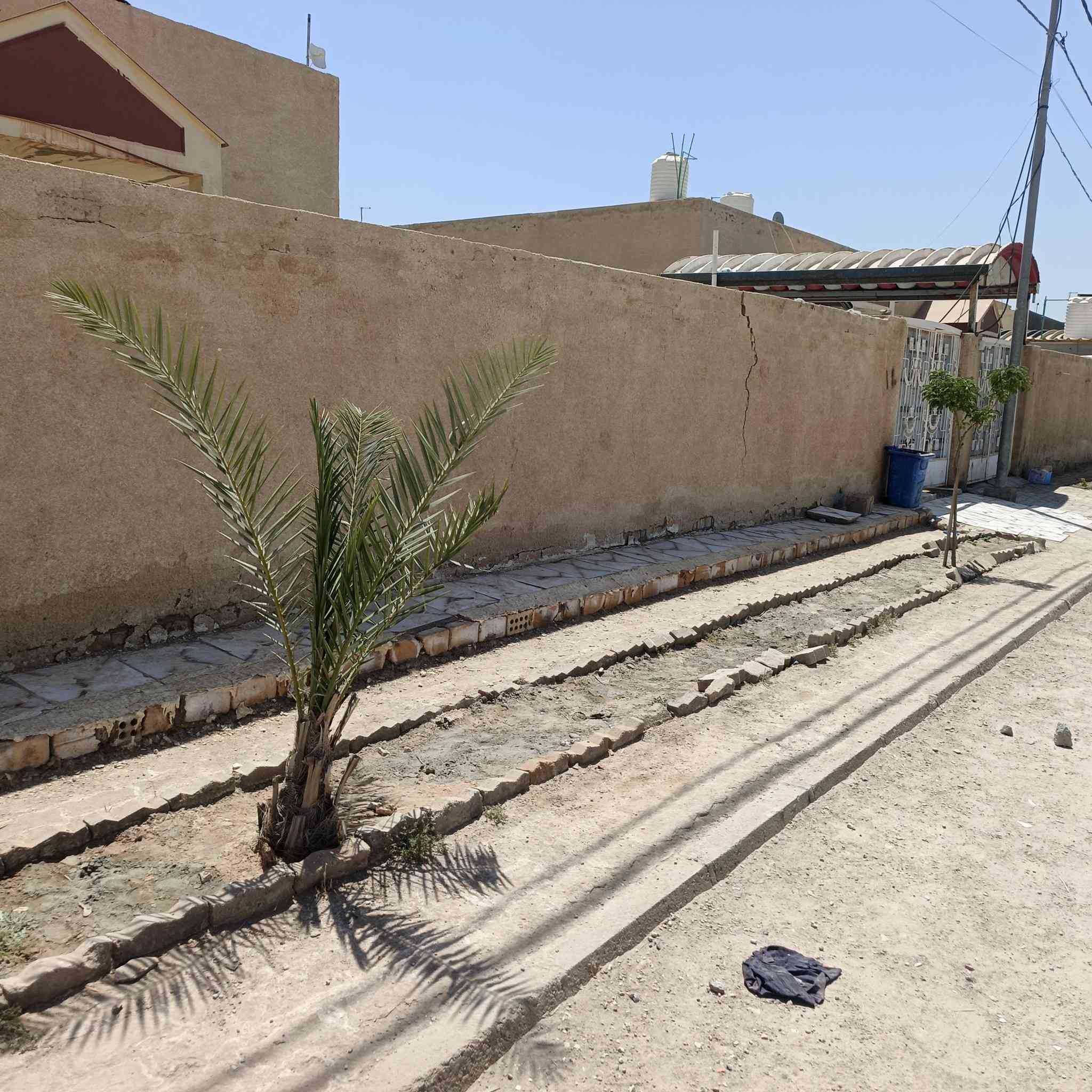 سلام عليكم الدار البيع مجمع العباسيه السكني300متر
غرف2
صاله 
ستقبال
مطبخ
تخاريج دخليه والخارجيه غير مكتمل 
البيت عل مصرف العقاري 
الاتصال على الرقم ***********
واتساب او تصال عادي
