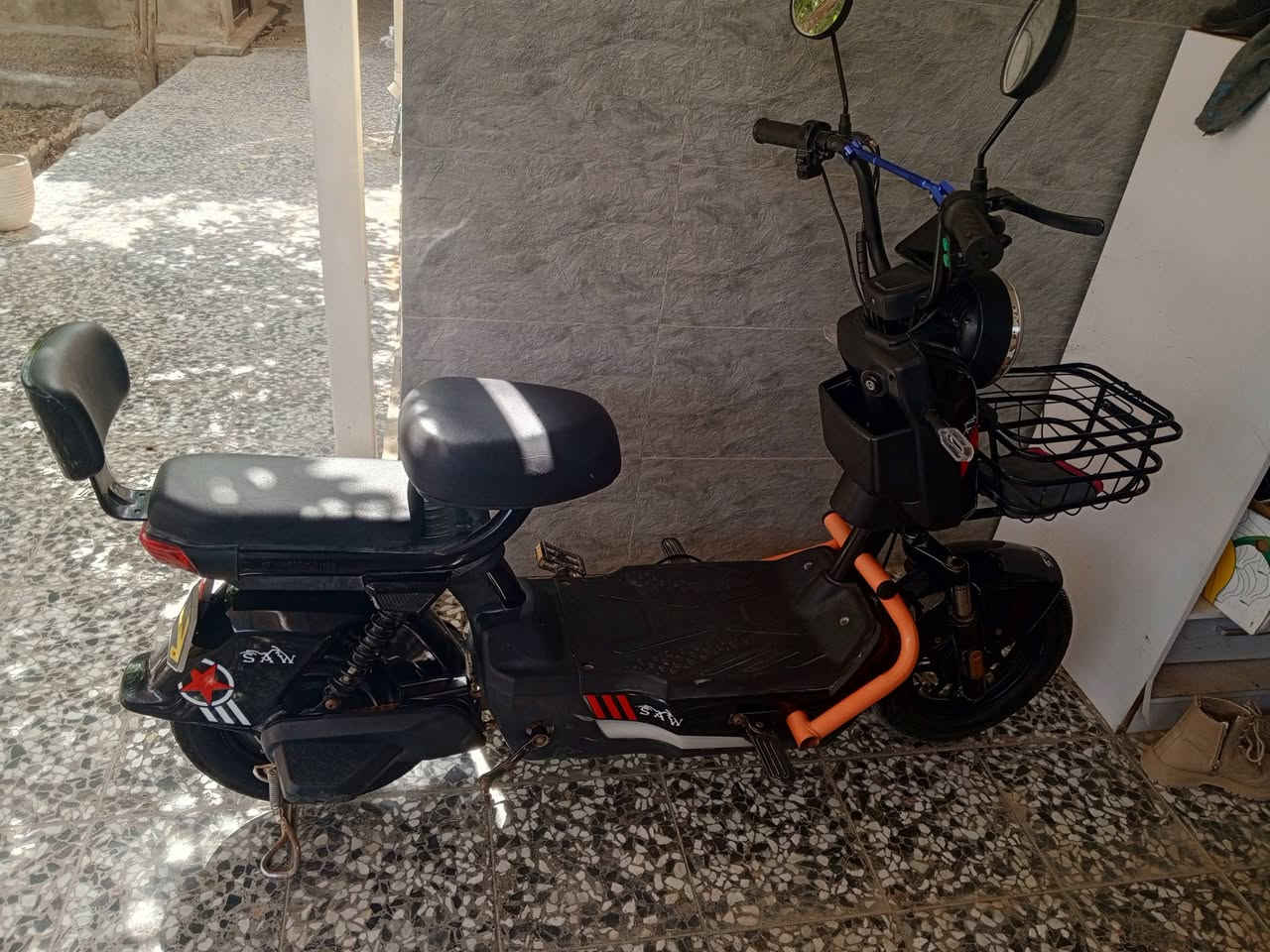 الدراجه حجم 14 الرقم***********
مكفوله شركه ساو
الملف 500 حقيقي 
خمس بطاريات 
تشغيل سويج وبصمه 
السعر 330الف وبيها مجال مكاني نجف كوفه
