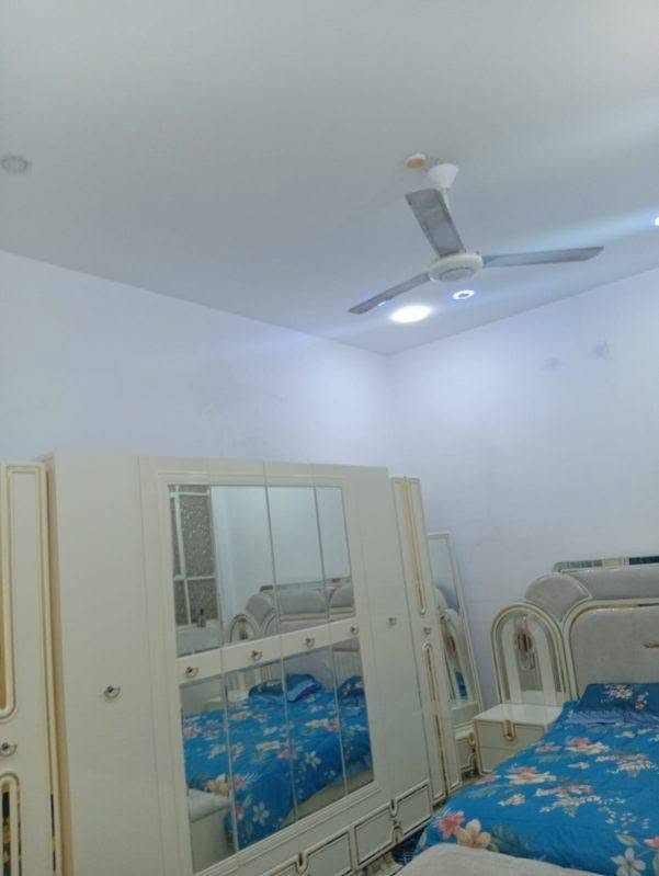 بيت للبيع المساحه ٢٠٠ متر  طابقين بناء حديث يحتوي ديوانيه مطبخ  صاله غرفتين نوم  صحيات خارجيه  حمام  الطابق الثاني غرفتين صاله صحيات العنوان الفداء خلف مجمع بحار الأنوار يبعد عن السريع 60 متر السايدين الصدرين  مطلوب إسكان ٦٠ مليون  من ظمن المبلغ الكلي  ٢٦٠ مع الاسكان اذا موضف ايحولهن عليه ايصير مراوس بيت لتواصل ***********

