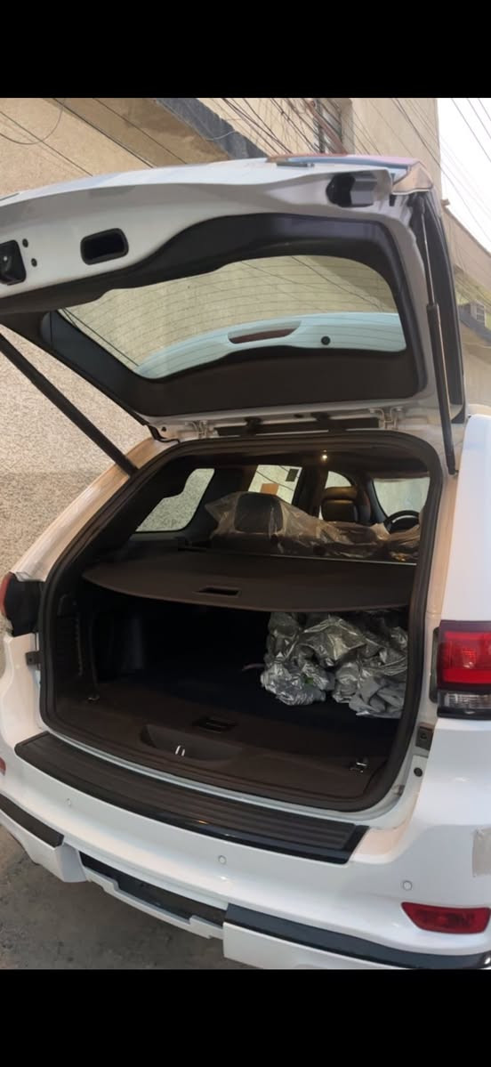 السلام عليكم
السيارة جديدة كلش وبالعافية على الياخذها

‏JEEP GRAND CHEROKEE 2022 S
عدد المسافات35الف كيلو وقابل للزيادة 
جيب فئة:    S
موديل.     2022
مكينة:     V6 3.6

خليجي مكفولة (شركة هارلم) زيرو بغداد ✅

المواصفــات  1/1
بانورامـــا
رادار جانبـي نقطة عميـاء رادار خلفـي
كشن حار بارد - كشنات الخلفية هيتـر
كشنات جلد كنتارة
ستيرن هيتـر + كهرباء
نظام توقف اوتـو ستوب
حساسـات امامي خلفي
صندوك كهربائـي
سماعات سستم صـوت
دمام بالصنـدوك
بصمة و تشغيل عن بعـد
كيج الكترونـي
نظام متعدد اوتو للطرق
مري قلاب وشفط

العنوان بغداد حي البنوك
صيانة السيارة كله داخل الوكالة أوراق الصيانة موجودة 
السعر: 410$💵 بيها مجال للطيبين 
للاستفسار: ‭٠٧٧١ ٣٤٠ ٥٥٤٦‬
اتصال او واتساب
