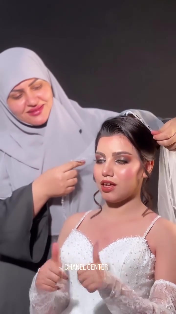 👰🏻✨ فرحة الزهرة بدت.. وعرايس "شانيل" غير كل العرايس!

لكل عروسة قرب يومها الكبير وتفكر بالتفاصيل والصالون.. شانيل سنتر يقدملج أقوى عروض الموسم المصممة خصيصاً لج حتى تكونين ملكة الحفل وبأنسب الأسعار! ✨
👑 أولاً: باكجات الحنة والعرس (العروض المفرّدة والدمج)
 باكج سِنگل حنة: بـ 150 ألف فقط.
 باكج سِنگل عرس: بـ 150 ألف فقط.
 باكج الخاتونة (حنة وعرس): دمج ملكي بـ 250 ألف فقط!
 باكج الملكة (حنة وعرس VIP): بـ 500 ألف (حجز خاص جداً) + مرافقة هدية مجاناً 🌟

💎 الباكج الأسطوري: "عروسة شانيل" المتكامل 💎
مليون دينار شامل كلشي تحتاجي من الاف للياء ✅ 
• مكياج وشعر حنه وعرس
• مكياج حنه وعرس (على ذوقج) 
• البوم العمر vip 
✅ فستان هديه + مرافقه مجاني 

🧖🏻‍♀️ ثانياً: باكجات العناية والخدمات (قبل العرس)
لأن نضارتج وراحتج تهمنا، جهزنا لج كورس دلال متكامل قبل يومج الكبير:
 باكج البشرة والـSpa (بـ 150 ألف):
(واكس فل بدي + حمام العروس الملكي + تنظيف بشرة عميق + بدكير).
 باكج الأظافر المثالية (بـ 100 ألف):
(جل إكستينشن لليد والقدم + بدكير هدية مجاناً).
 باكج الشعر المتكامل (بـ 500 ألف):
(تسريح + صبغ + معالج ملكي + قص هدية مجاناً).
✨ أيام العرس ما تتكرر.. سوي حجزج وامنحي نفسج الدلال والجميل اللي تستحقينه في ليلة العمر.
📍 العنوان: بعقوبة _ مدخل الرحمة _ عمارة شانيل سنتر.
📞 للحجز والاستفسار المثالي: ***********
