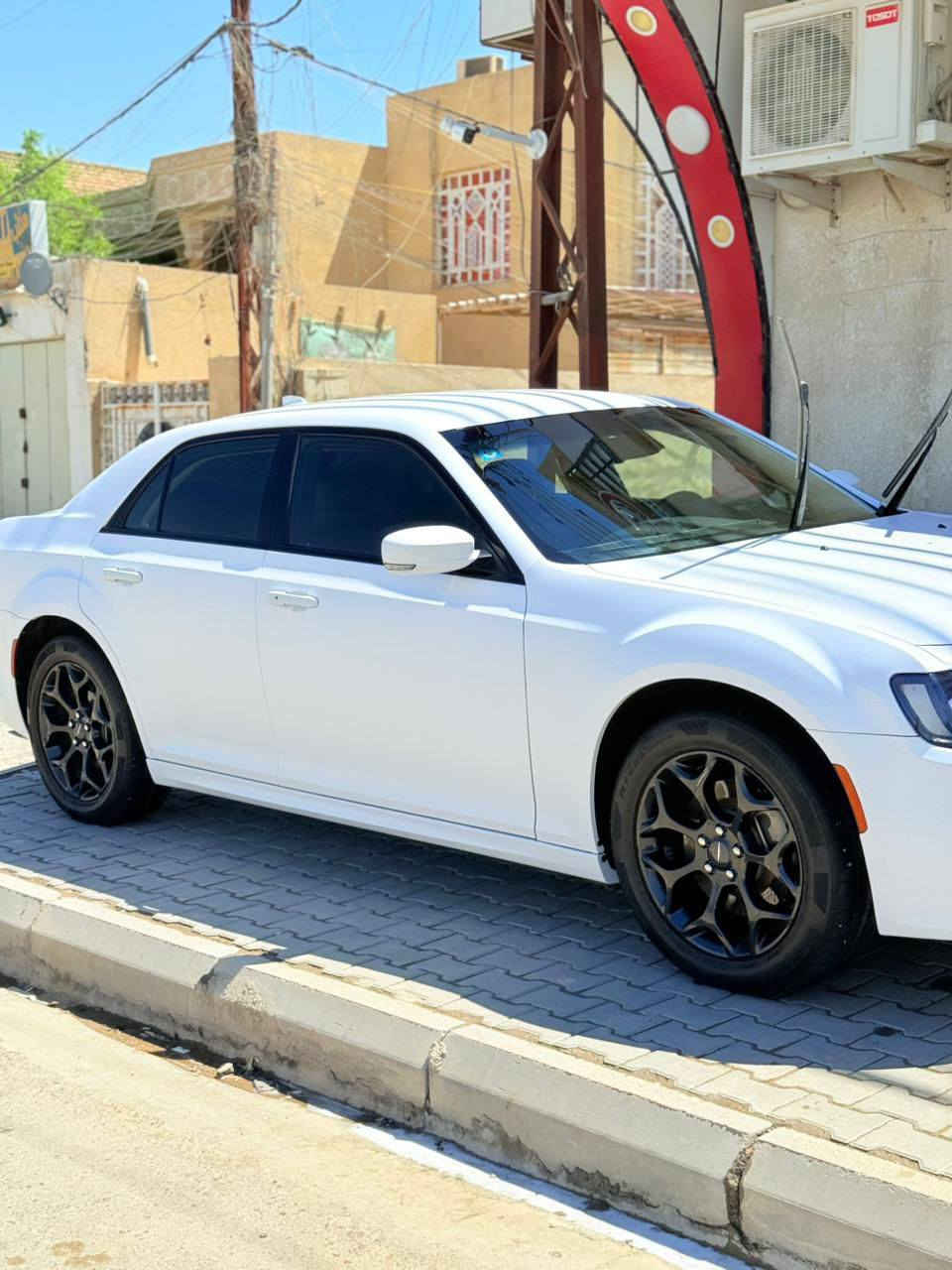 السلام عليكم 
كلايسر موديل 22 اصل 21 رقم بغداد الحادث موجود بالمنشور 
السيارة فول عده الفتحه شرط التحويل رقم بغداد 
السعر 200 وبيها مجال قليل مكان السياره ميسان مركز المدينة 
للاستفسار اكثر ***********
