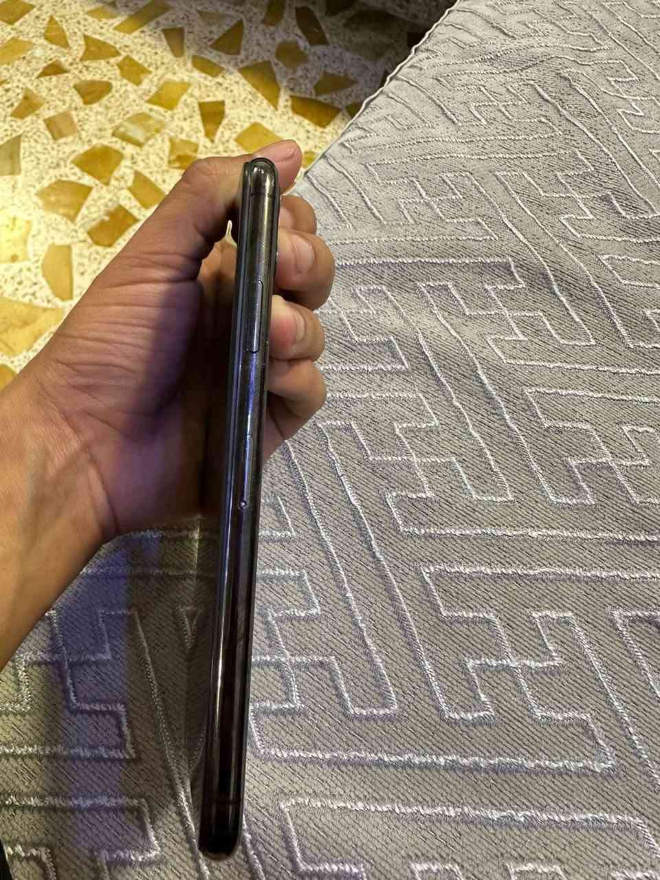 ايفون 11 pro max ذاكرة 256 وبطاريه جديد مبدل 100% وشاشة كذالك نظيف مابي شخط كامرة شغاله بس مشكلتك فيس ايدي واكف شراي تعال خاص ***********واتساب
