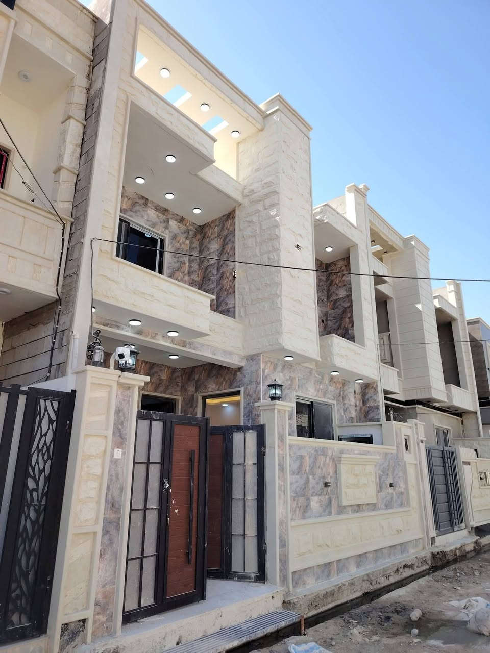 #عروض_مكتب_الدار_للعقار

دار للبيع حي الملايين الأولى

قرب شركه الاخشاب

المساحة 135 م واجهة 8 م

ط1)) غرفتين نوم واستقبال وصاله ومطبخ وصحيات

ط2)) 3 غرف نوم وصاله وصحيات

خدمات كامله ماء كهرباء تبليط

سند زراعي بستان ملك صرف

للاستفسار أكثر اتصل على الأرقام او 

 مراجعة مكتب الدار الكائن في بناء الجاهز مقابل الكمرك 

***********

***********

***********
