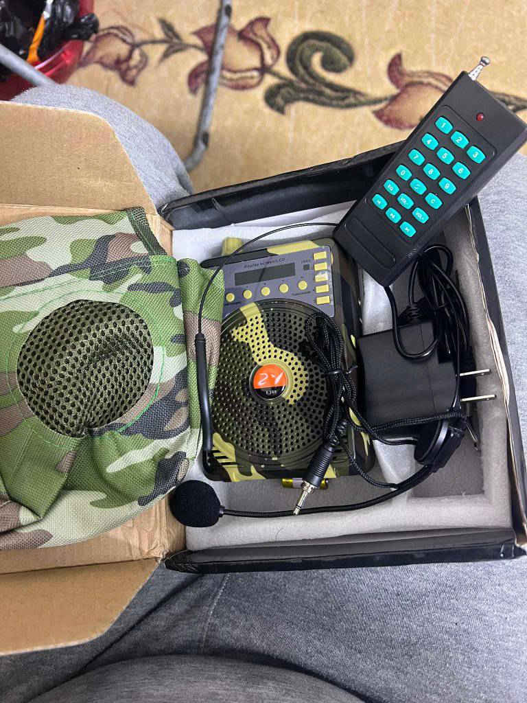 سماعه مكبر صوت 
مع نك مايك للمحادثات 
جهاز تحكم عن بعد
قدرة صوتيه تصل الى48واط
يستخدم بعض الأوقات للصيد جذب اصوات الطيور


**إذا كنت صاحب هذا الإعلان وتريد حذفه لأي سبب، رجاءا أرسل رسالة إلى الدعم الفني**