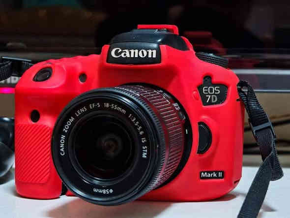 للبيع.. السعر 750
كاميرا كانون 7dمارك2 
 مع عدسه 18.135
300.70 دبل استبلازر 
مع كافة الملحقات
بطاريات 3
جنطه.احزام. جيلاتين.كادريتر
. رام. استاند. كيبل نقل. فلتر 
***********
