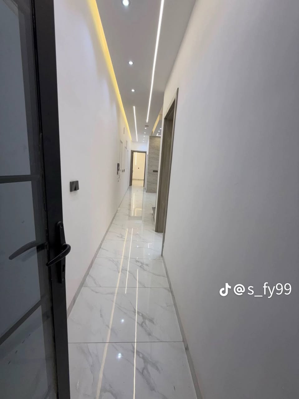 للإيجار في سيديه 🔥بيت مودرن فاخر جداً
بمساحه 100 متر ✨
تفاصيل البيت 🏠 

3غرف نوم✨
صاله مودرن 
مطبخ ✨
خدمات عدد 2✨
كراج ✨✨
الأيجار 💰مليون ونص لتفاصيل اكثر ***********
