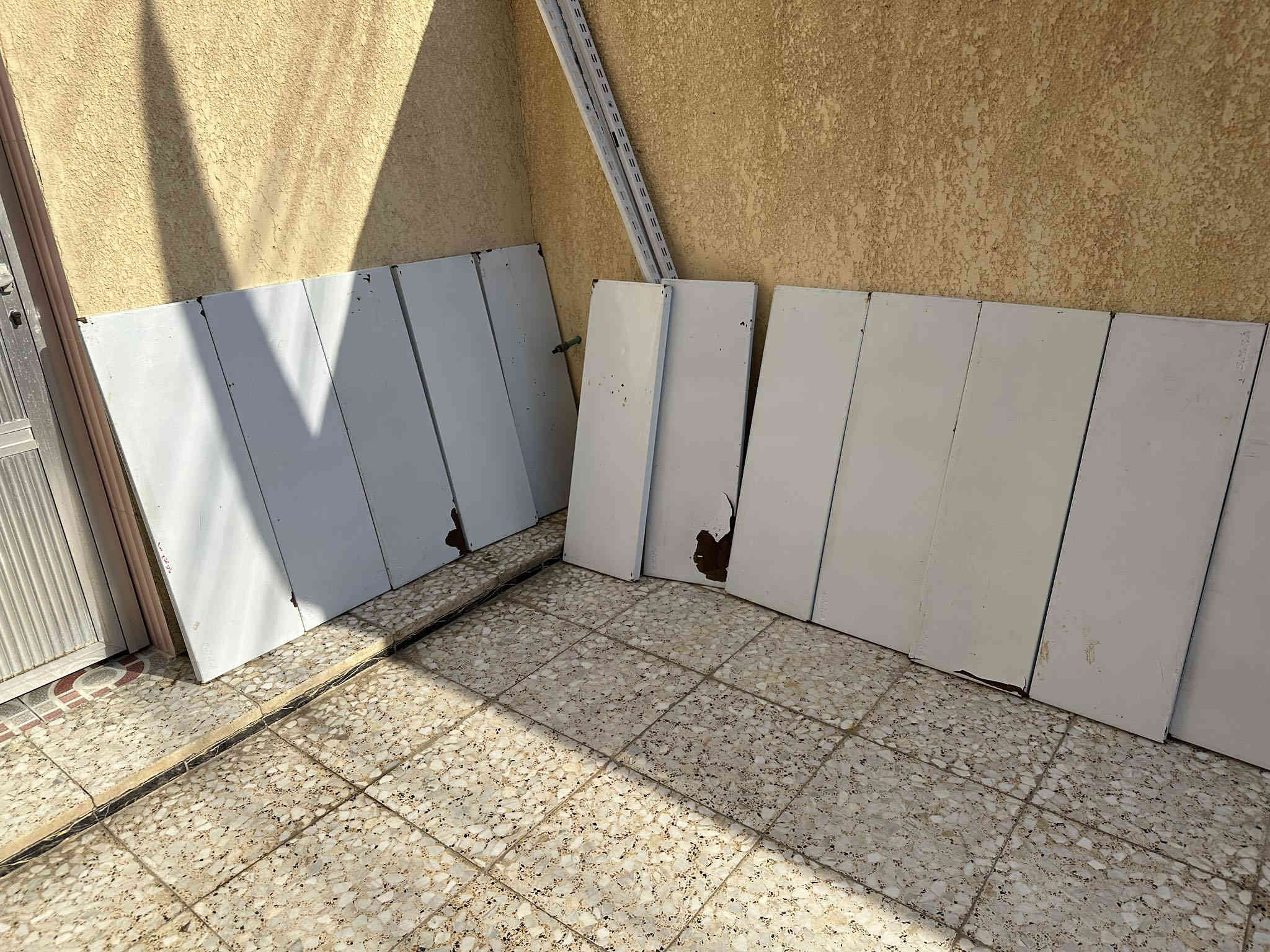 السلام عليكم عراضات للبيع 
مستعملاات بس نضاف
رفوف عدههن 15 
بكان الاصمعي الجديد 
***********
