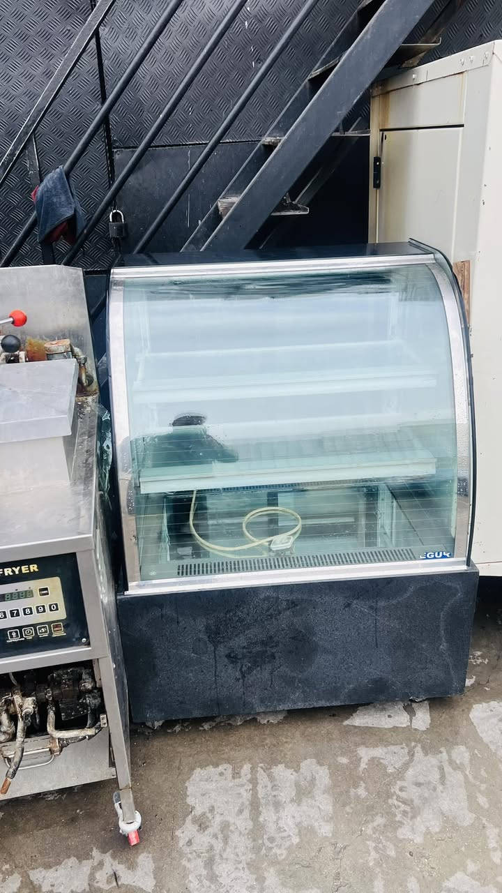 سلام عليكم غراض مطعم مستعملا للبيع
عارضات كيك العدد 2
كريل بركر منظدي 1
كدر كنتاكي 1
جهاز وافل 1
جهاز كريب 1
*********** اتصال
