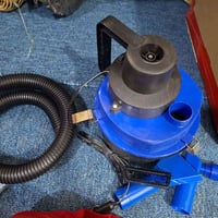 مكنسة سيارة • تشتغل على الولاعة