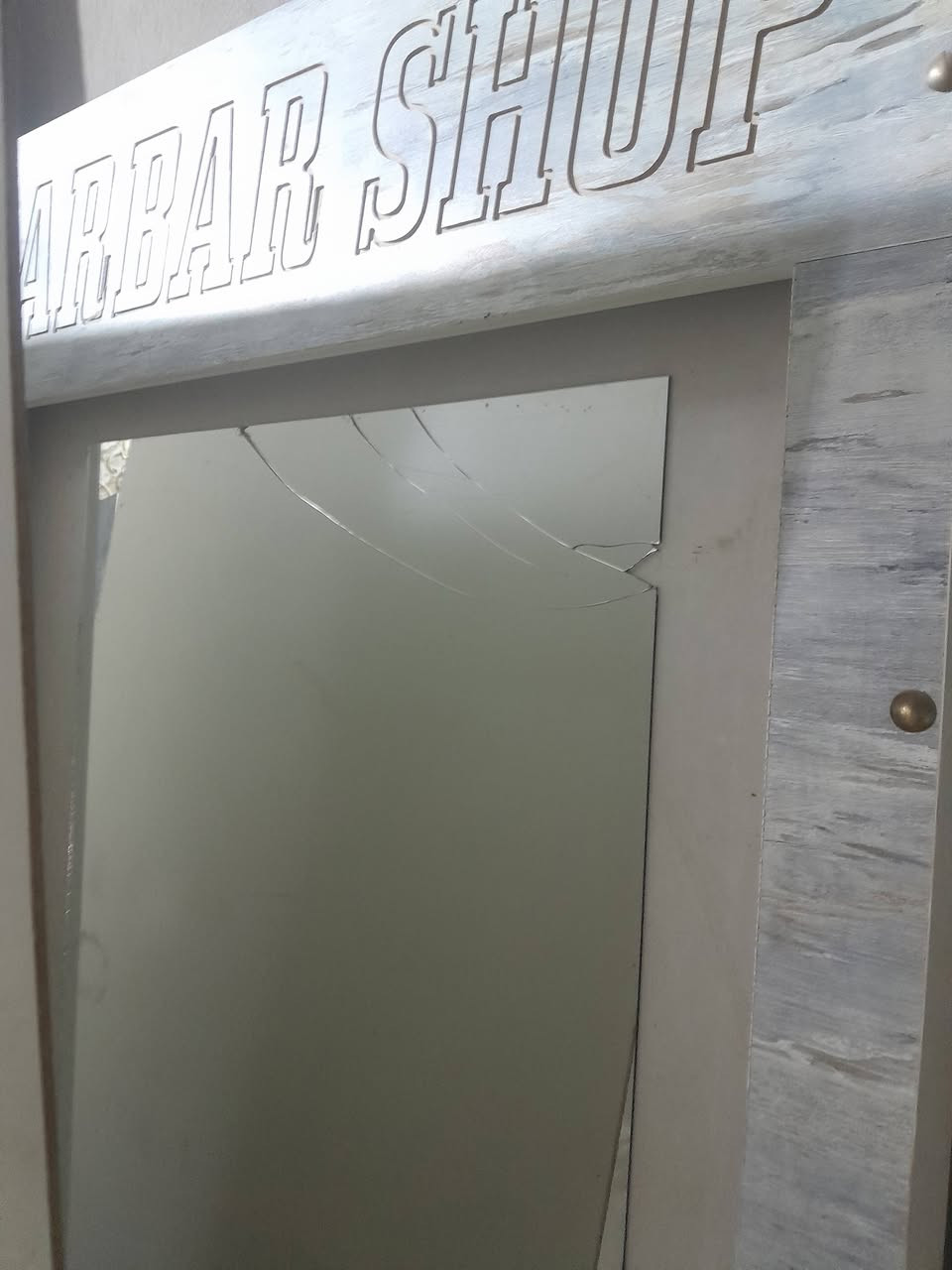 مرايتين وفاترينه +عربانه + كرسي شغال  $٢٠٠ *********** بغداد عبيدي
