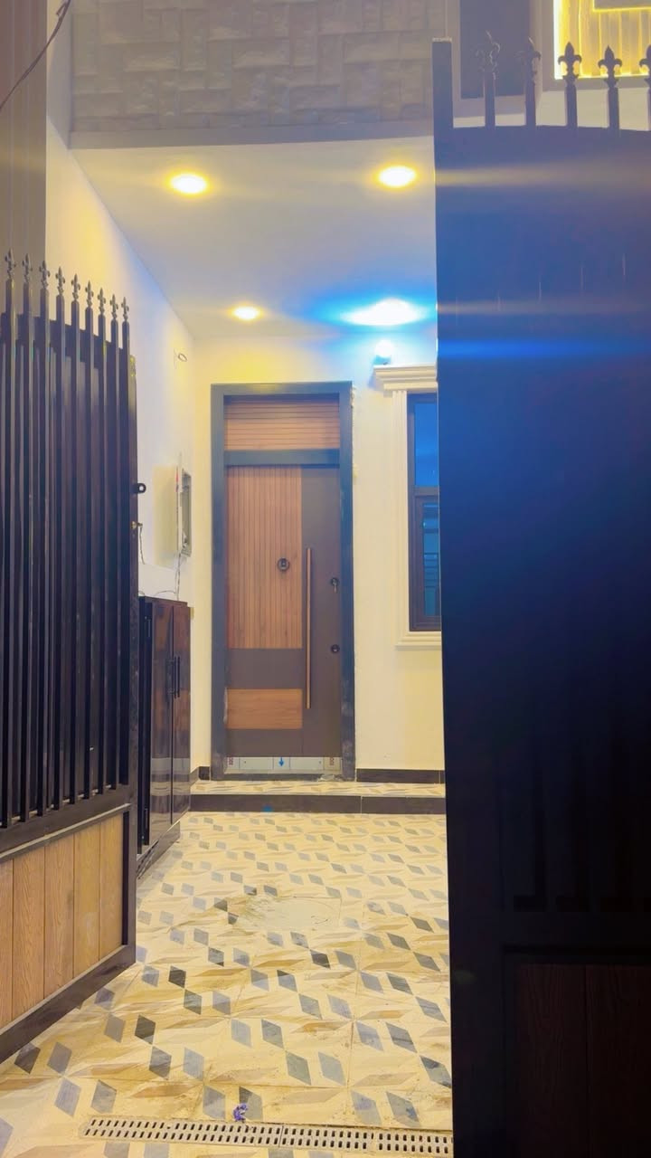 السلام عليكم 🫡 
بيت 🏠 طابقين طابو ملك صرف المدائن منطقه التصنيع مقابيل الدار متنزه يتكون البيت استقبال ومطبخ وصاله مع حمام عدد 3 واربع 4️⃣ غرف نوم 🛌  ترك عدد 2 بالاظافه إلى شلال داخلي كامل  الاتصال ‭0771 162 2599‬
