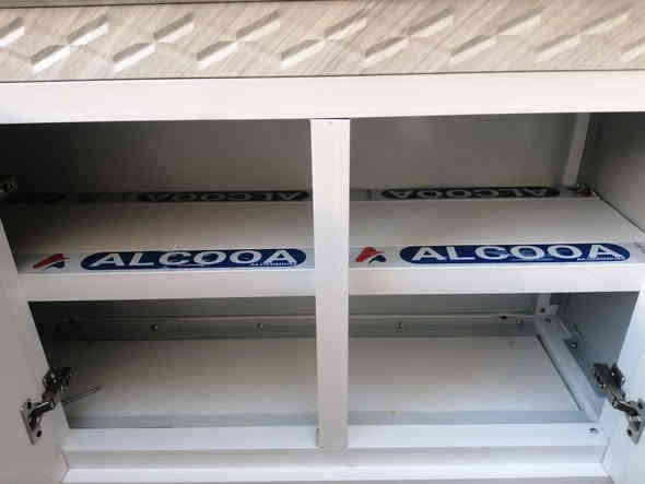 للبيع كاونتر 3 قطعه قياس مترين و نص الكاونتر وسنك قياس متر و 30سم الأبواب خشب داخل  المنيوم قليل مستخدم بعده جديد ***********
