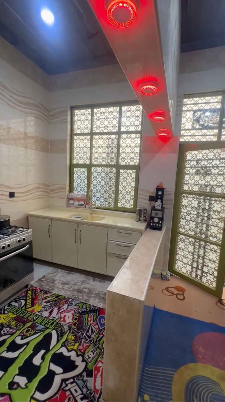 السلام عليكم متاح بيت مساحه 165 طابو زراعي سند 25 في ابو الخصيب بيت ركن فرعي يتكون من غرفتين كبار وحمام مشترك وصاله ومطبخ حار وبارد وكراج خارجي واستقبال وصحيات خارجيه بيت شغل درجه اولئ سعر 92قابل للتفاوض *********** ابو الخصيب, البصرة
