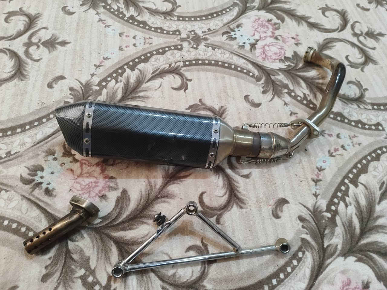 السلام عليكم صالنصه توبو كاربون فايبر مستخدم قليل 
مڪاني العماره السعر 30 وبيهه مجال قليل للاستفسار ***********
